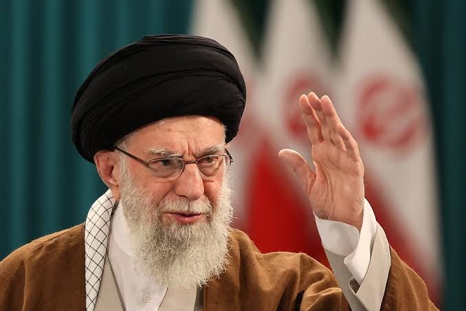 Khamenei: gli uomini liberi hanno nei tuoi confronti un diritto e un dovere Khamenei: gli uomini liberi hanno nei tuoi confronti un diritto e un dovere