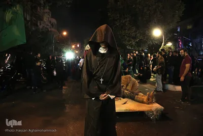 دسته عزاداری شاه حسین گویان در میدان منیریه 