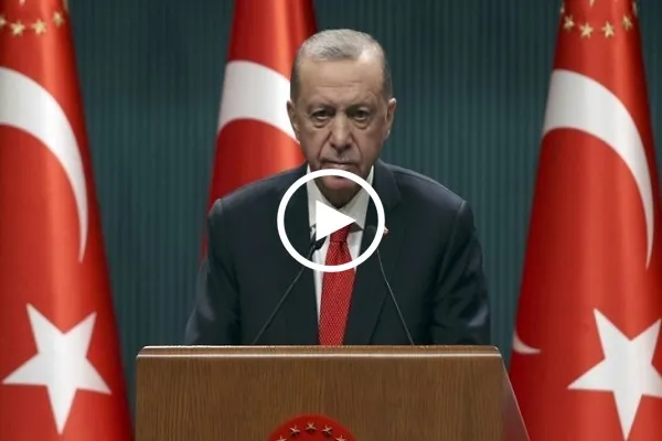 أردوغان يرتل القرآن عند ضريح جلال الدين الرومي + فيديو