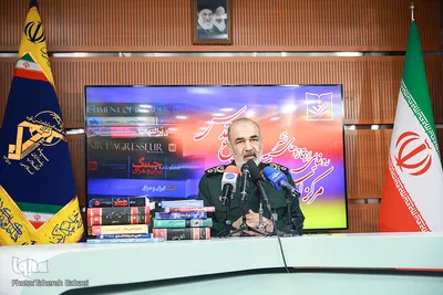 رونمایی از ۳۰ عنوان کتاب دفاع مقدس مرکز اسناد و تحقیقات دفاع مقدس