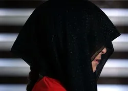 Un prêtre allemand fait un sermon en portant un voile musulman