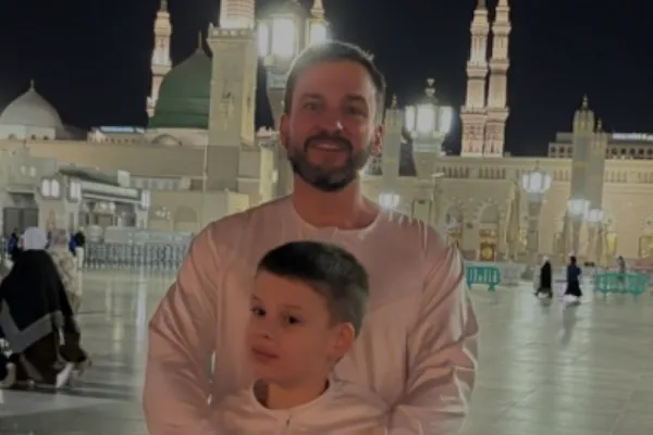 Un mensaje de amor: un niño británico con autismo lleva una campaña contra la islamofobia a Medina