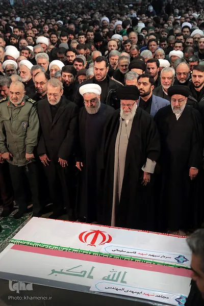 مراسم اقامه نماز بر پیکر مطهر سپهبد شهید حاج قاسم سلیمانی و همرزمان شهیدش با حضور رهبر معظم انقلاب