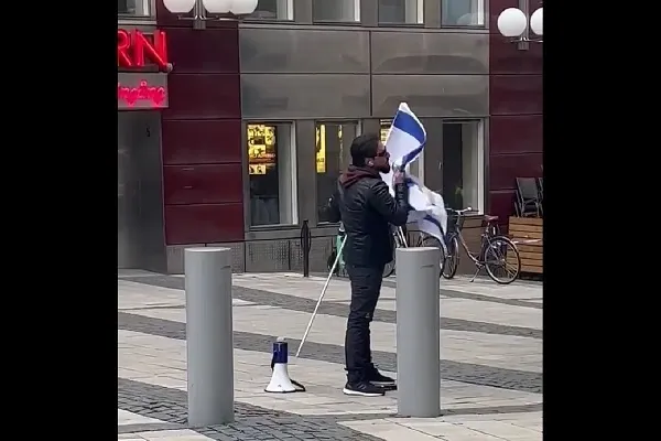 Sweden: Nilapastangan ng Ekstremista ang Qur’an Habang Nagwawagayway ng Bandila ng Israel