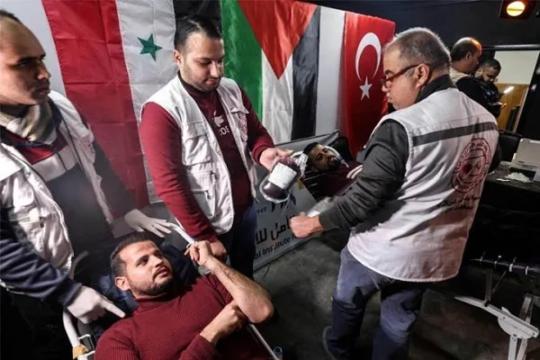 Fələstinlilər türkiyəli və suriyalılar üçün qanvermə aksiyası keçirir