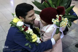 دختر خردسال محمدحسن موحدی، نفر دوم شانزدهمین دوره مسابقات بین‌المللی قرآن تونس در مراسم استقبال از وی در فرودگاه بین المللی امام خمینی (ره) 