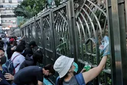 Hong Kong : des citoyens nettoient la plus grande mosquée de la ville