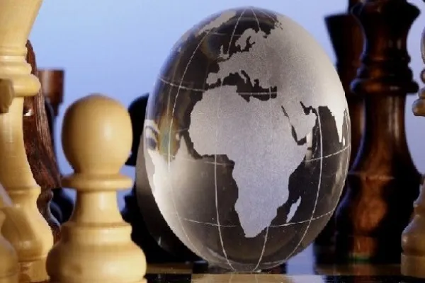 ضمور العقل وحمقى السياسة