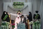 هدیه خادمان حرم شاهچراغ به زوج ها در روز ازدواج