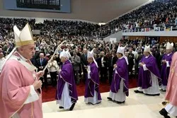 Le pape François termine sa visite au Maroc par une grande messe à Rabat