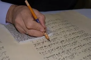 Tunus’ta Farsça öğrenen öğrenci Kur’an yazma adağını gerçekleştirdi
