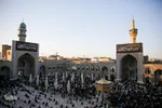 اهتزاز پرچم عزای حسینی بر فراز گنبد حرم رضوی
