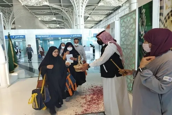 بالصور...إستقبال الحجاج الإيرانيين بالورود في مطار المدينة المنورة