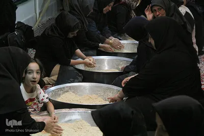 آماده سازی اوماج حلوای سنتی زنجان برای روز عاشورا