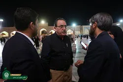 Der pakistanische Vize-Minister für Verteidigung macht eine Visite im Razawi-Heiligtum