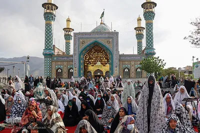 نماز عید سعید فطر در امام‌زاده پنج‌تن لویزان