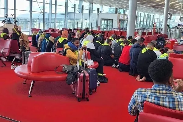 Paris havalimanındaki cemaat namazı tartışmalar yol açtı
