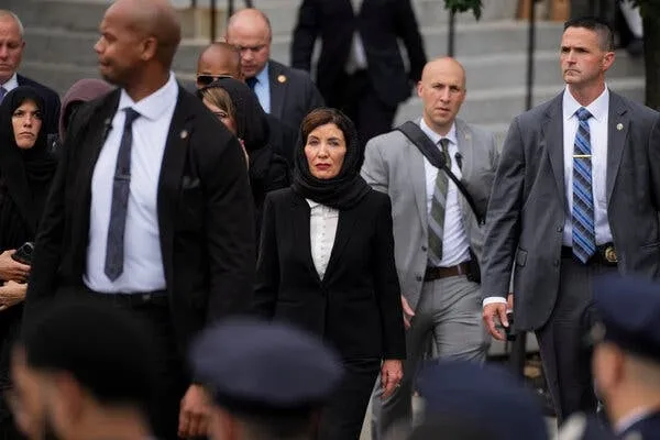 Etats-Unis : polémique autour du foulard de la gouverneure Hochul lors d’un enterrement musulman