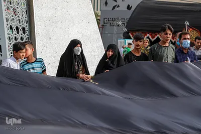 اهتزاز پرچم حضرت سیدالشهدا در میدان امام حسین علیه السلام
