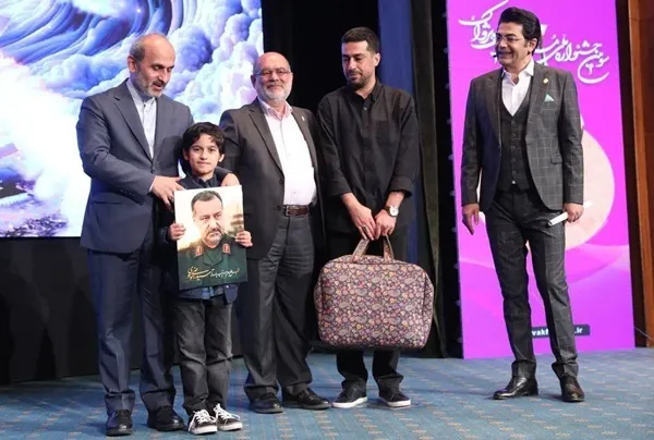 تقدیر از خانواده سه شهید در اختتامیه جشنواره پژواک