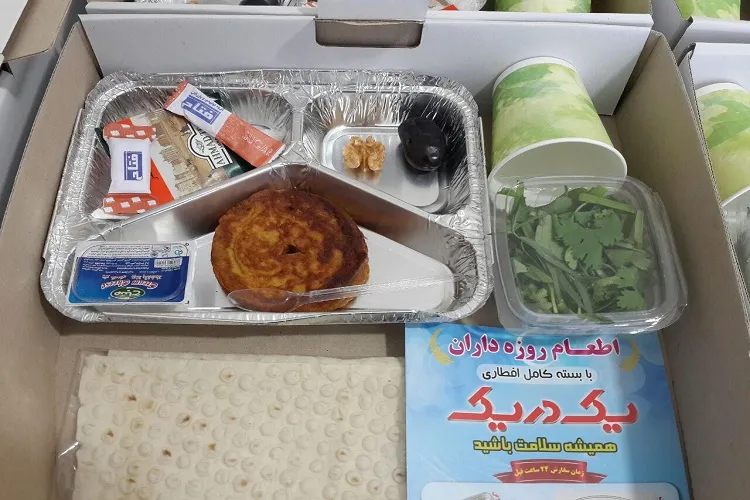 تهیه و توزیع روزانه بسته های افطاری برای اقشار ضعیف