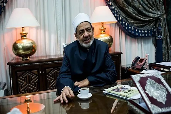لماذا أجلس شيخ الأزهر طفلاً حافظاً للقرآن على مقعده؟ + فيديو