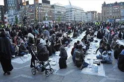 Dänemark: Rechtspopulisten greifen ein Fastenbrechenzeremonie (Iftar-Zeremonie) an und verbrennen ein Koran-Exemplar