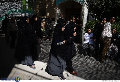 وداع خانواده با پیکر شهید مدافع حرم مهدی نریمانی در معراج شهدا