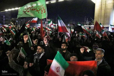 تداوم تجمع شبانه شیرازی در بیعت با رهبری همراه با فرمانده شهید