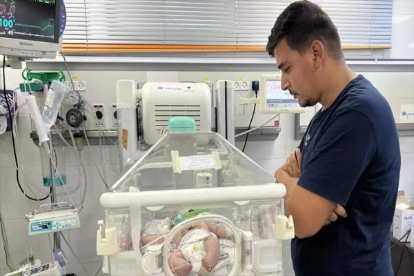 Padre palestino llora sangre por la muerte cruel de sus hijos en Gaza