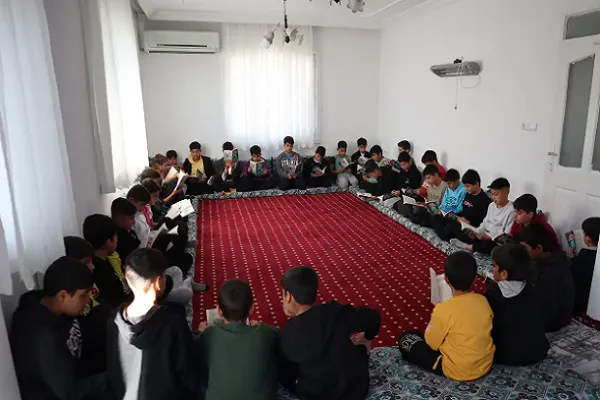 Çocuklar toplu halde Siyer-i Nebi Yarışmasına hazırlanıyor