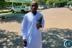 Zambiano na Parlamento Pinaalis ang Muslim na MP Dahil sa Kanyang mga Damit