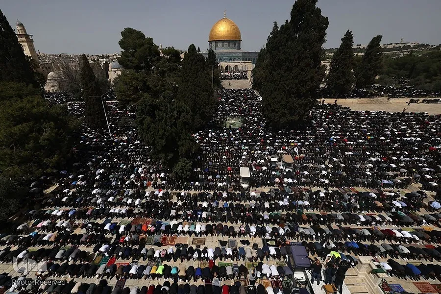 تقرير مصور | آلاف المصلين يؤدون أول جمعة برمضان في الأقصى