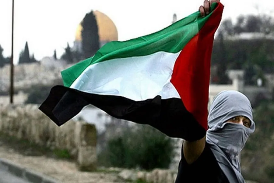 عکس | اقدام جالب جوان فلسطینی در مقابل سربازان صهیونیستی