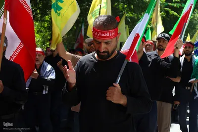 قافله عزاداری و نماز ظهر روز عاشورا در اصفهان