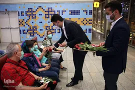 اهدای گل و شیرینی غدیر به مسافرین خارج از کشور فرودگاه امام خمینی(ره)