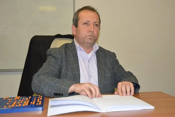 Gözləri olmasa da qəlbinin nuru ilə Quranı 25 il tədris etdi