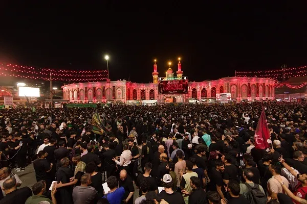 بالصور... جموع الزائرين تحيي ليلة أربعين الإمام الحسين (ع)