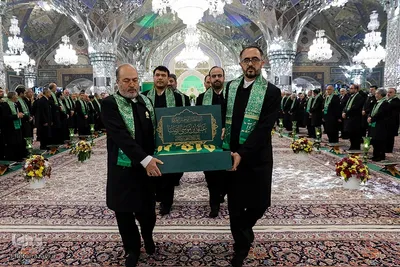 آیین تعویض پرچم گنبد منور رضوی در روز میلاد امام رضا(علیه‌السلام)