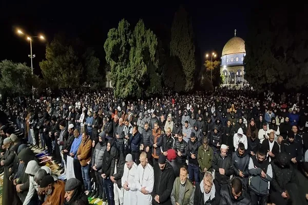 75000 Palestiniens effectuent la prière de Tarawih à Al-Aqsa