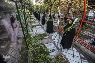 گلباران قبور شهداي دفاع مقدس توسط خادمان حرم شاهچراغ(ع) شيراز