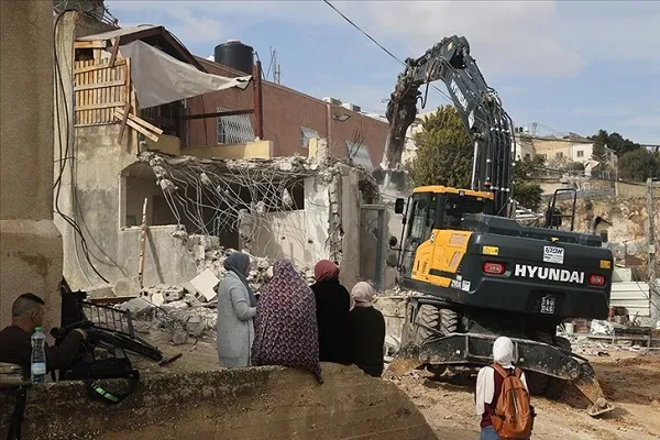 İsrail güçleri Batı Şeria'da Filistinlilere ait bir evi yıktı