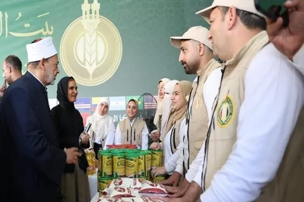 بازدید شیخ الازهر از کاروان امدادرسانی به غزه در مصر
