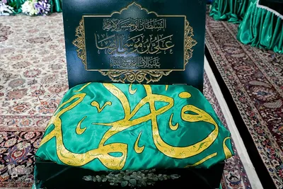 آیین تعویض پرچم گنبد منور رضوی در روز میلاد امام رضا(علیه‌السلام)