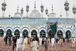 Upaya Polisi Pakistan untuk Membujuk Masyarakat agar Melaksanakan Salat di Rumah