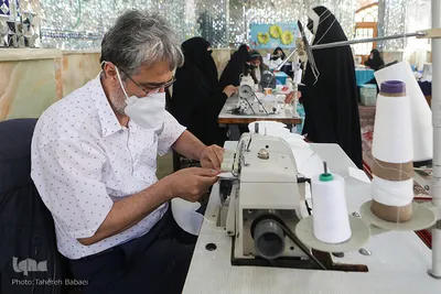 تولید ماسک توسط گروه جهادی و خادمین در امامزاده حسن(ع)