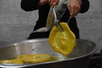 پخت و توزیع نان محلی در سمنان