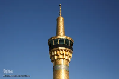 تعویض پرچم گنبد حرم امام رضا(ع)

