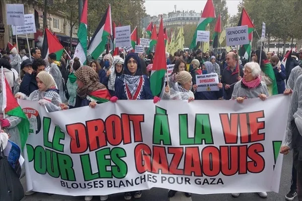 Les Parisiens ont dénoncé la complicité du gouvernement français avec Israël