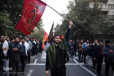 دسته عزاداری دانشجویان از دانشگاه تهران تا حسینیه امام خمینی (ره)